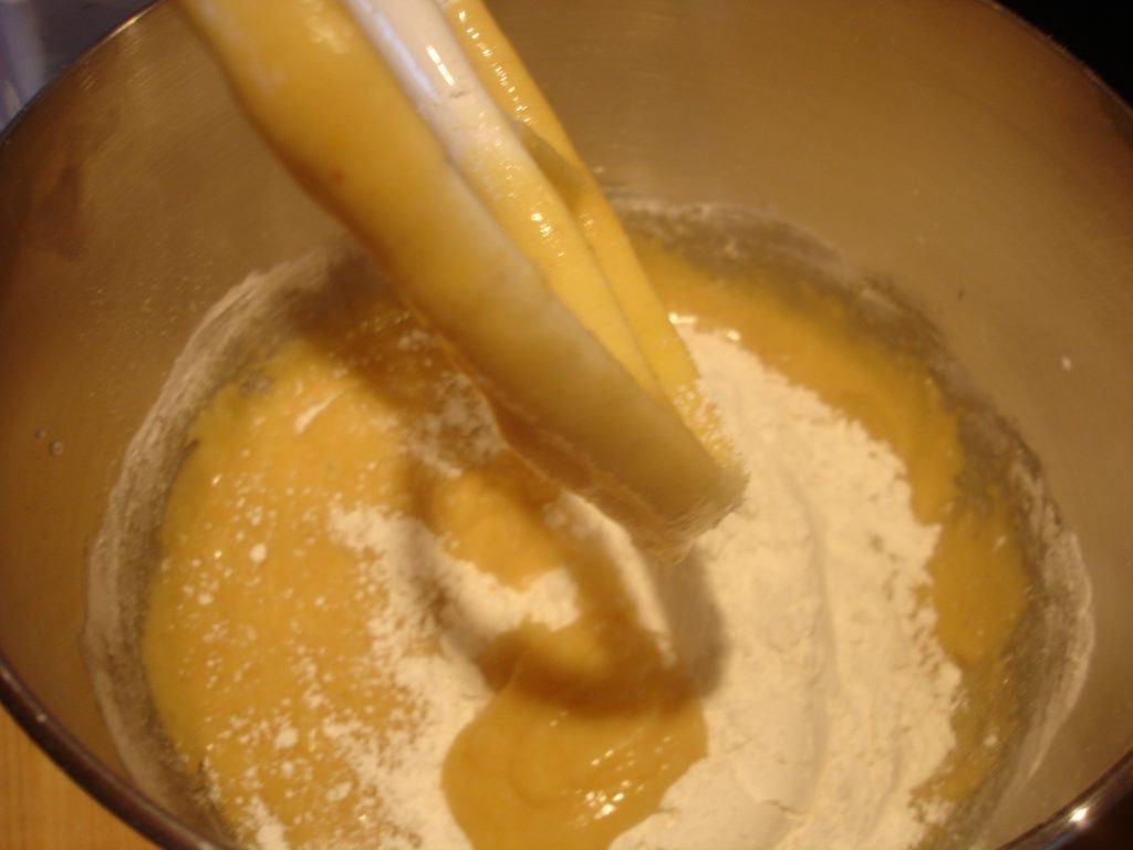 Flour and cinnamon into egg mixture