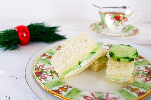 Cucumber Tea Sandwich. A refreshing cucumber sandwich with a dill cream cheese spread. #cucumber #sandwich #tea #southernfood