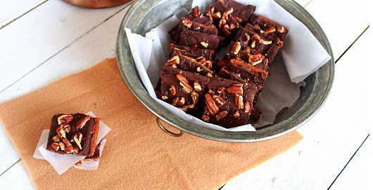 Saltine Toffee Bars. Saltine crackers are the base for caramel and chocolate. #saltine #toffee #chocolate #caramel