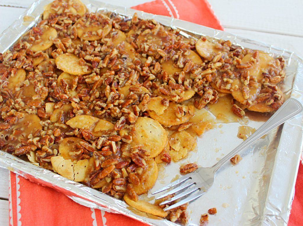 Pecan Pie Nachos- a pecan pie-like filling over round crackers